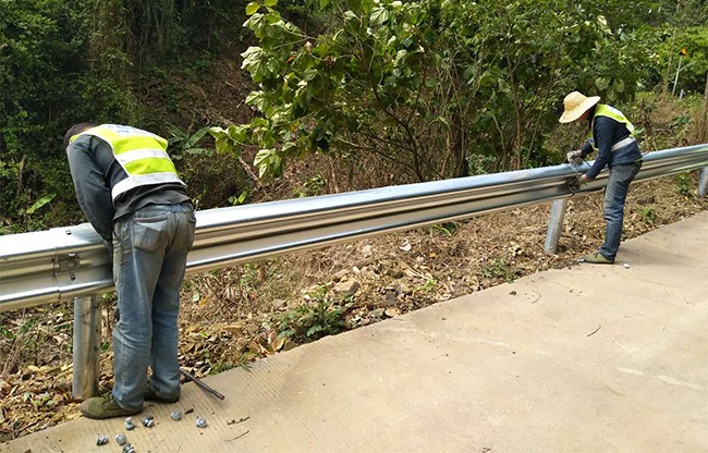 玉林高速公路护栏的定期维护与保养