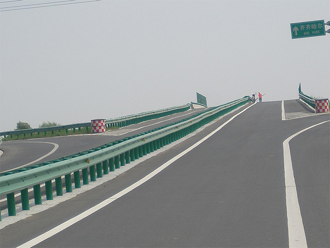 玉林高速公路护栏的材质与规格