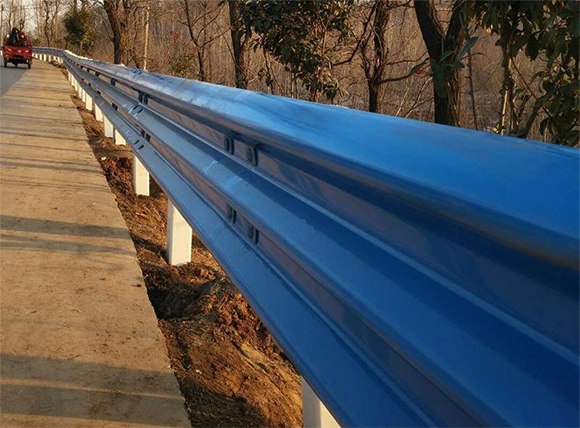 玉林公路波形护栏板的优点